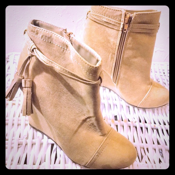 Size 7 forever 21 suede ankle booties - Picture 1 of 3